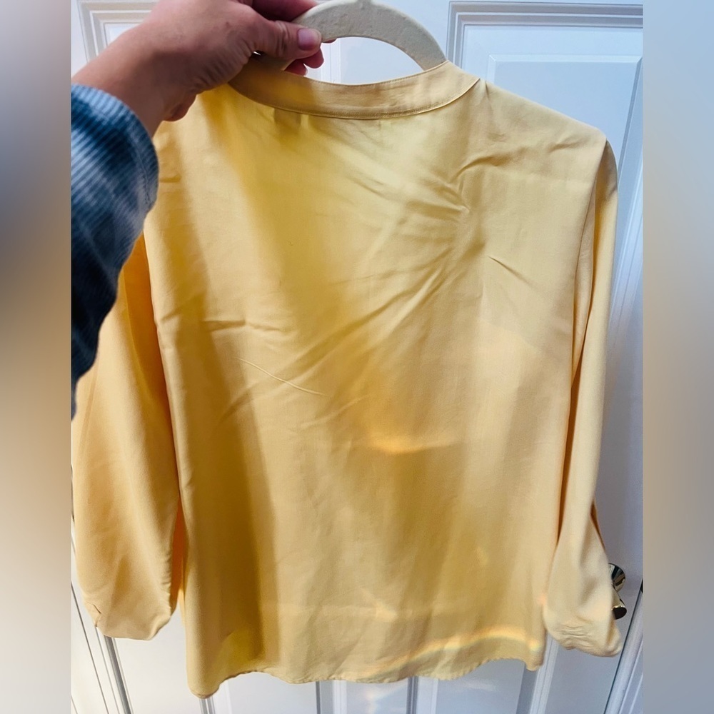 Chico's light yellow blouse size 1 like new condition! - Picture 3 of 5